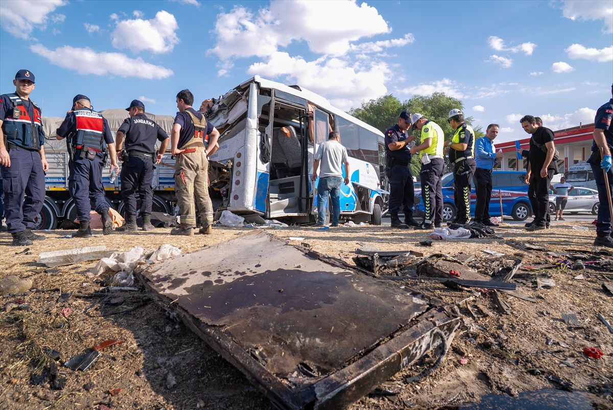 Ankara'da feci kaza: 2 ölü, 25 yaralı