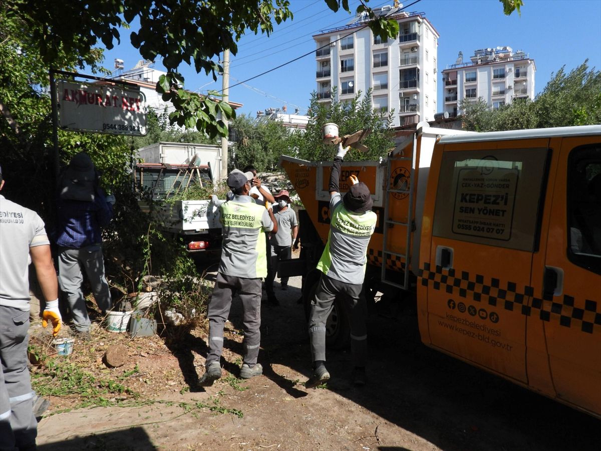 Kepez’de Evden 5 Kamyon Çöp Çıktı