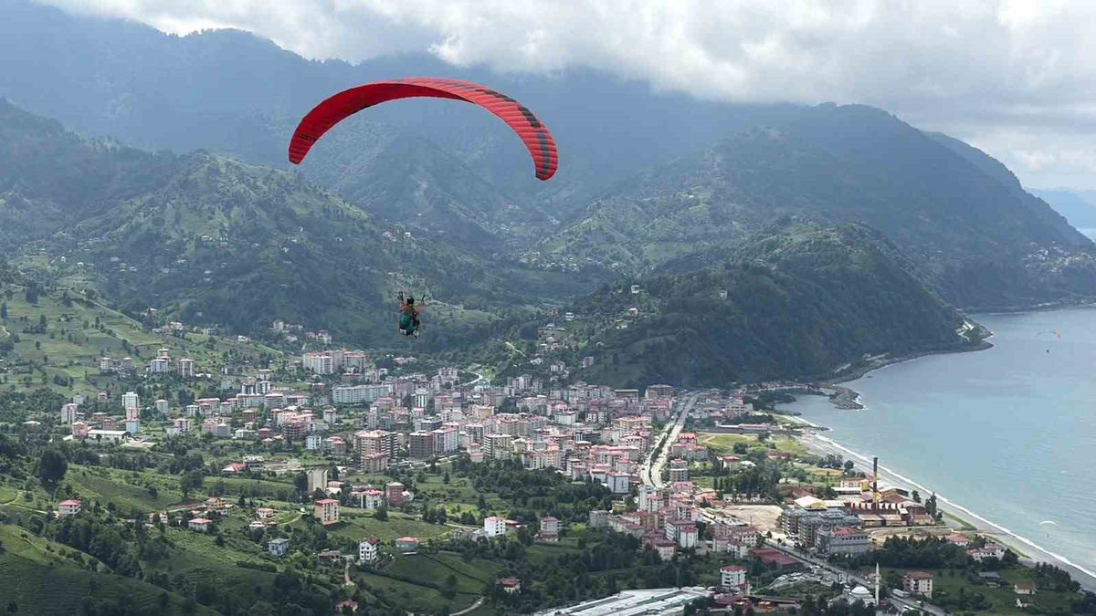 Kemalpaşa Gökyüzünde Buluştu: Yamaç Paraşütü Şampiyonası Başladı