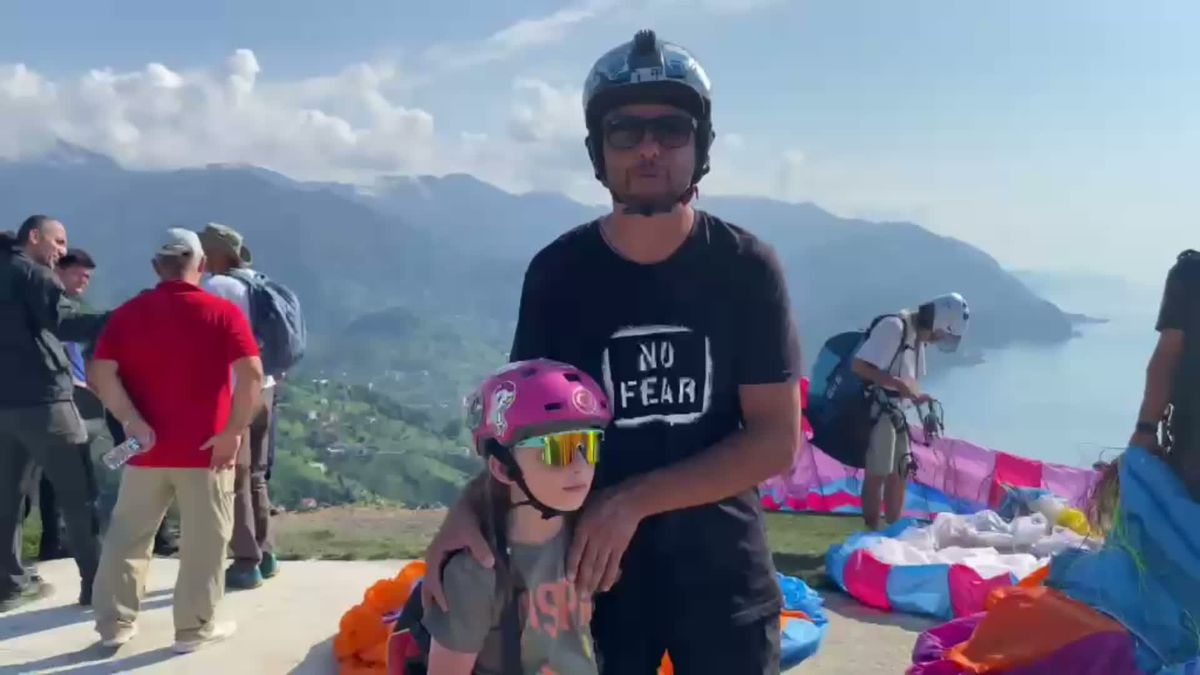 Artvin'de Yamaç Paraşütü Hedef Yarışması Başladı