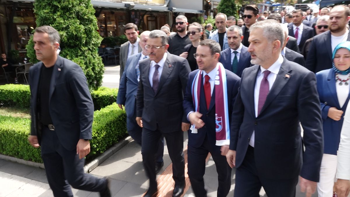 Bakan Gürlek Trabzon’da Partililerle Buluştu