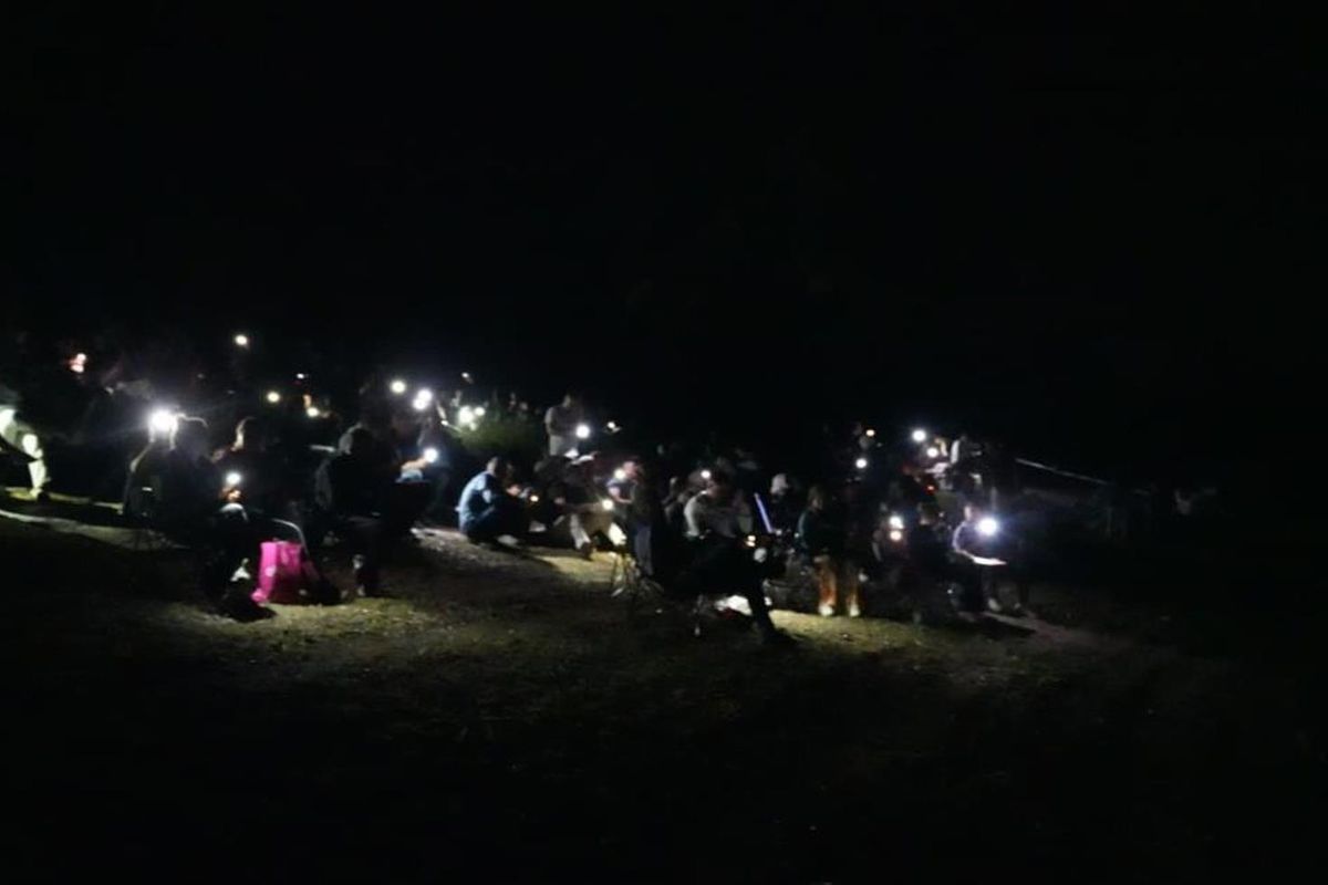 Binlerce kişi Perseid meteor yağmurunu izlemek için akın etti! Trafik kilitlendi, kilometrelerce yürüdüler