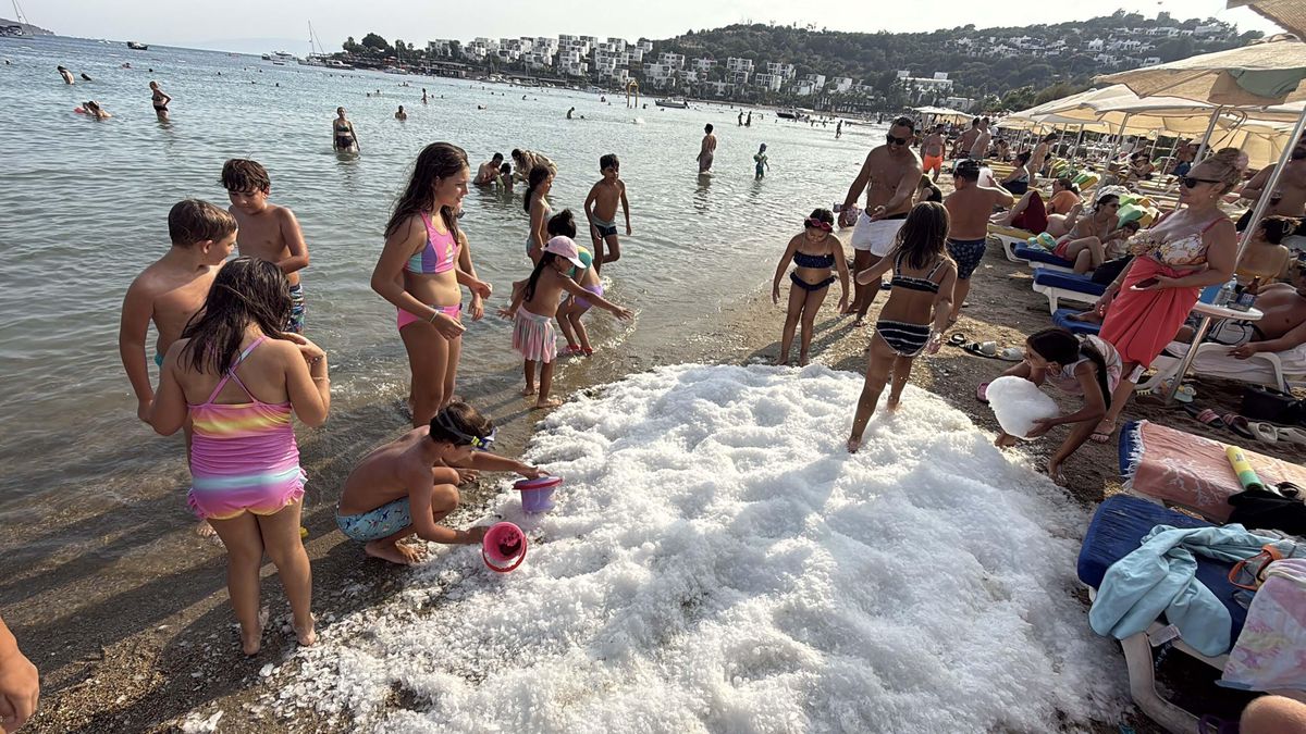 Bodrum'da Sıcaktan Bunalan Çocuklar İçin Sahile 2 Ton Buz Döküldü