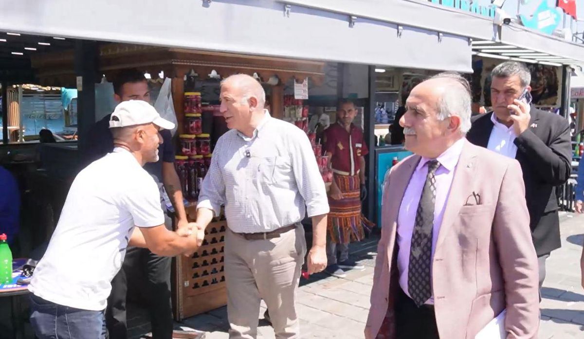 CHP İstanbul İl Başkanı Gürsel Tekin'den Eminönü'nde esnaf ziyareti