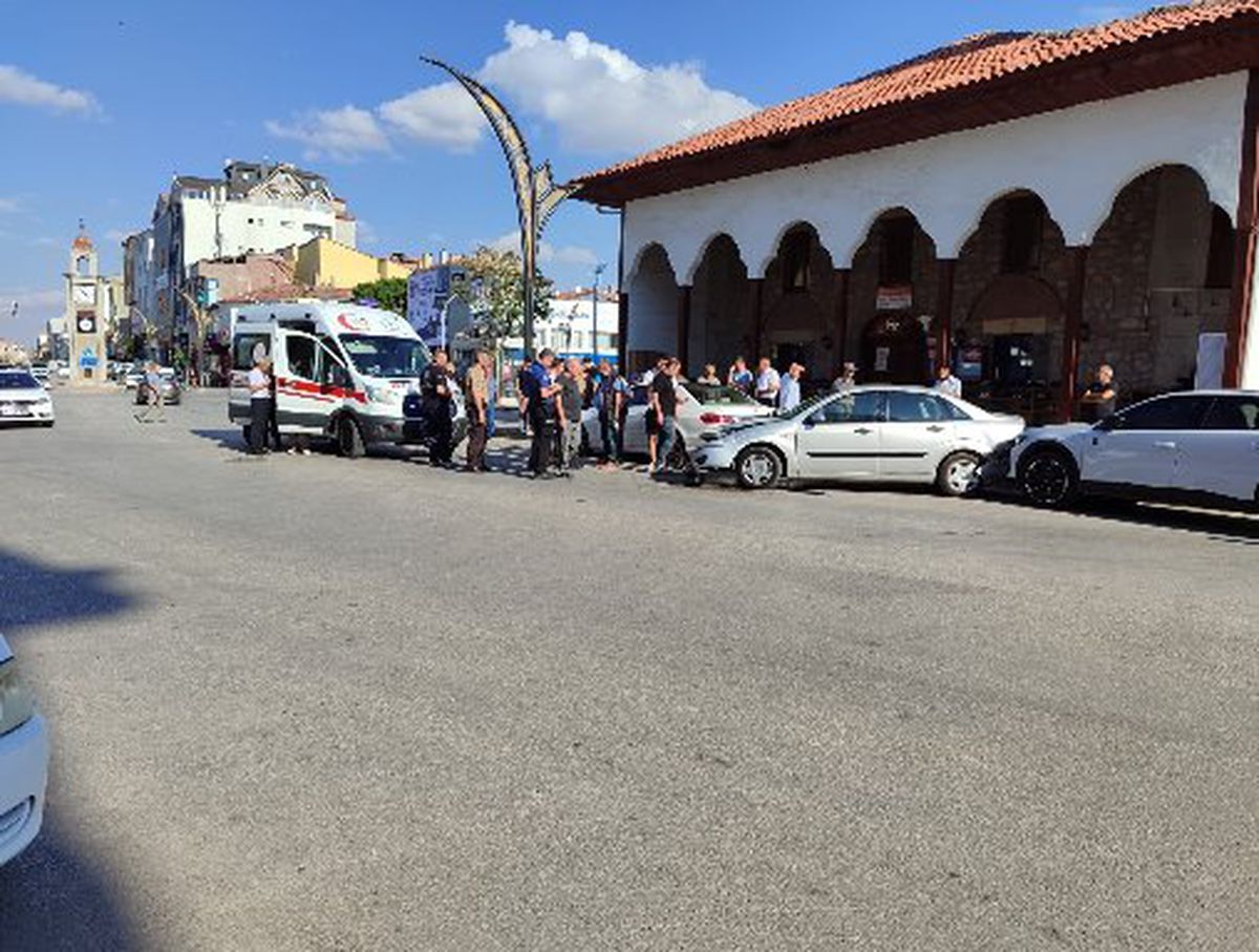 Alkollü Sürücü Park Halindeki Araçlara Çarptı, Yolcu Kaçtı