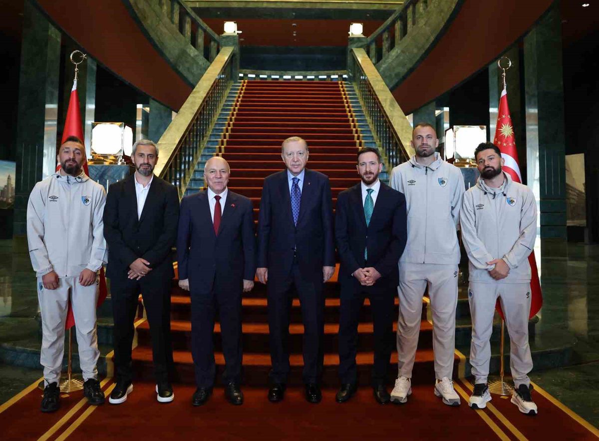 Erzurumspor FK, Cumhurbaşkanı Erdoğan'a Şampiyonluk Kupasını Takdim Etti