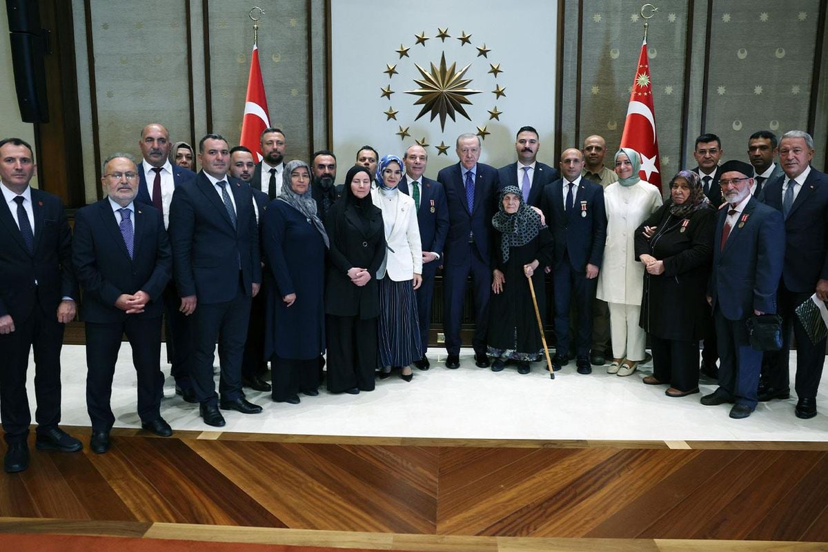Cumhurbaşkanı Erdoğan, şehit aileleri ve gazileri kabul etti: Türkiye'yi bu sıkıntıdan ebediyen kurtaracağız