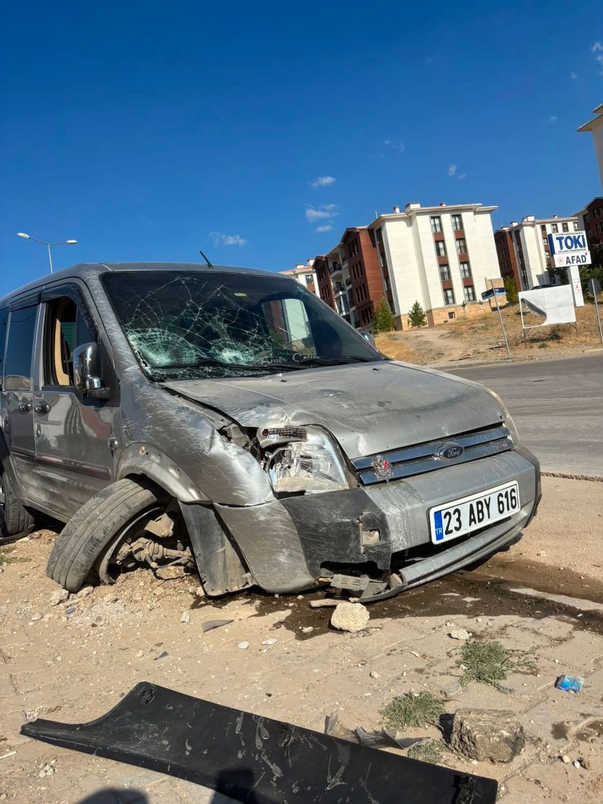 Elazığ'da Kaldırıma Çarpan Hafif Ticari Araç Kazası: 1 Yaralı