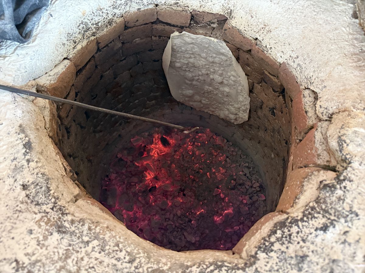 Erzincan’da Kadınlar 50 Derece Sıcakta Tandır Ekmeği Pişiriyor