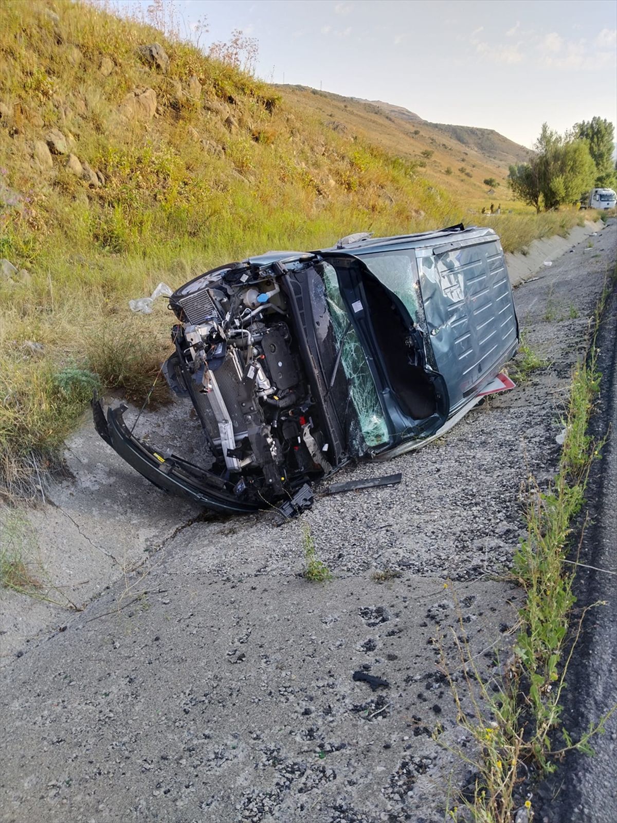 Erzurum’da Tıra Çarpan Araç Kanalda: 4 Yaralı