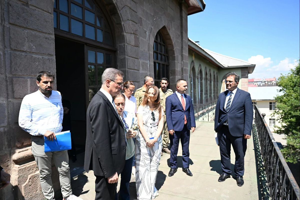 Vali Baruş, Erzurum Lisesi'ne devredilen tarihi askeri hastane binasında incelemelerde bulundu