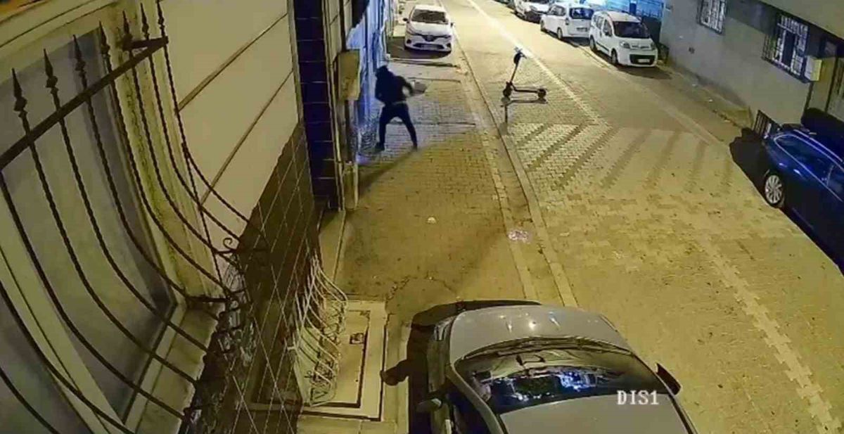 Esenyurt'ta Eski Sevgili Dehşeti: Camları Kırıp Kapıyı Ateşe Verdi