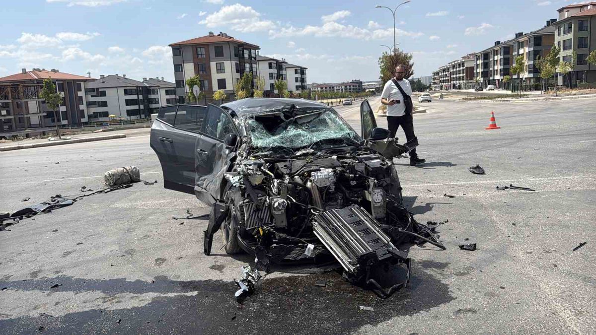 Eskişehir'de Tırla Çarpışan Otomobil Hurdaya Döndü: 1 Yaralı
