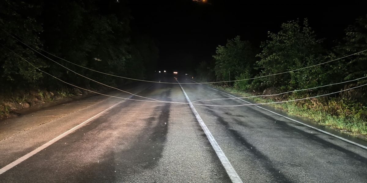 Giresun'da sağanak yolu kapattı