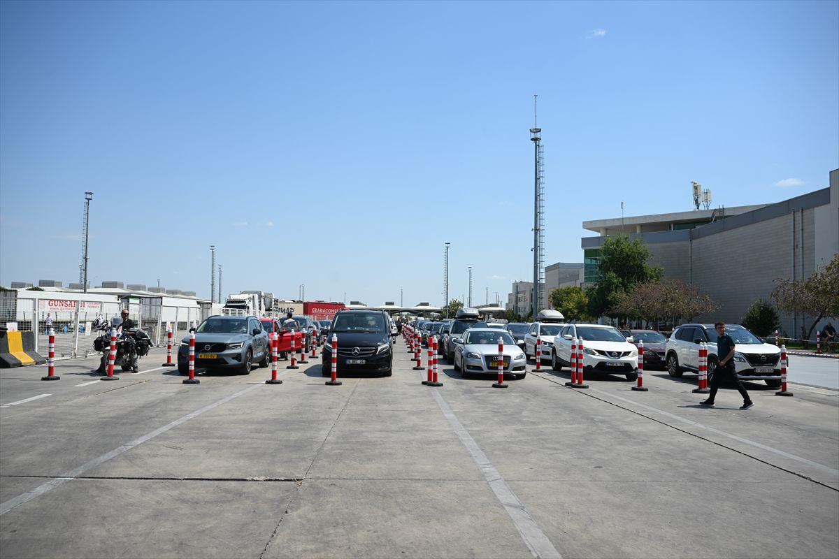 Gurbetçilerin Dönüş Yoğunluğu Sınır Kapılarında