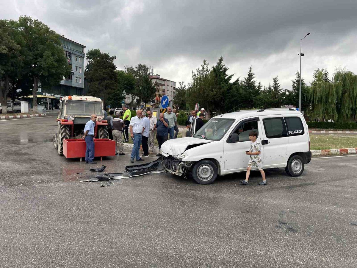 Kavak'ta Trafik Kazası: Maddi Hasarla Atlatıldı