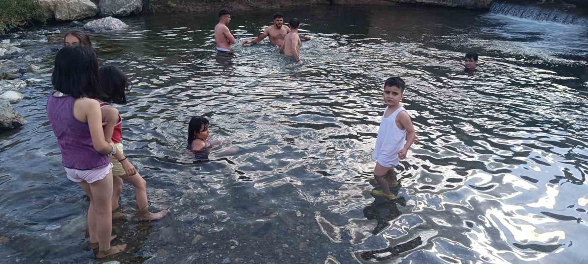 Hakkari'de Sıcaktan Bunalanlar Otluca'daki Açık Havuzda Serinliyor