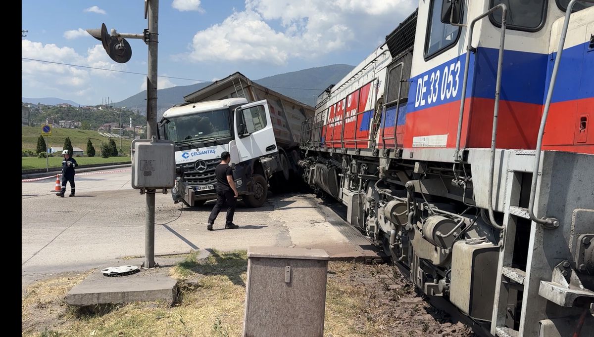 Karabük'te TIR ve Lokomotif Çarpıştı: Hasarlı Kaza