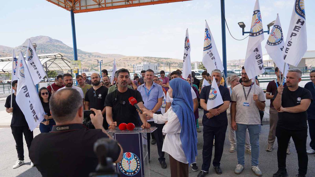 KASK ve HEP-SEN’den Turgut Özal Tıp Merkezi’nde Sağlık Emekçileri İçin Protesto