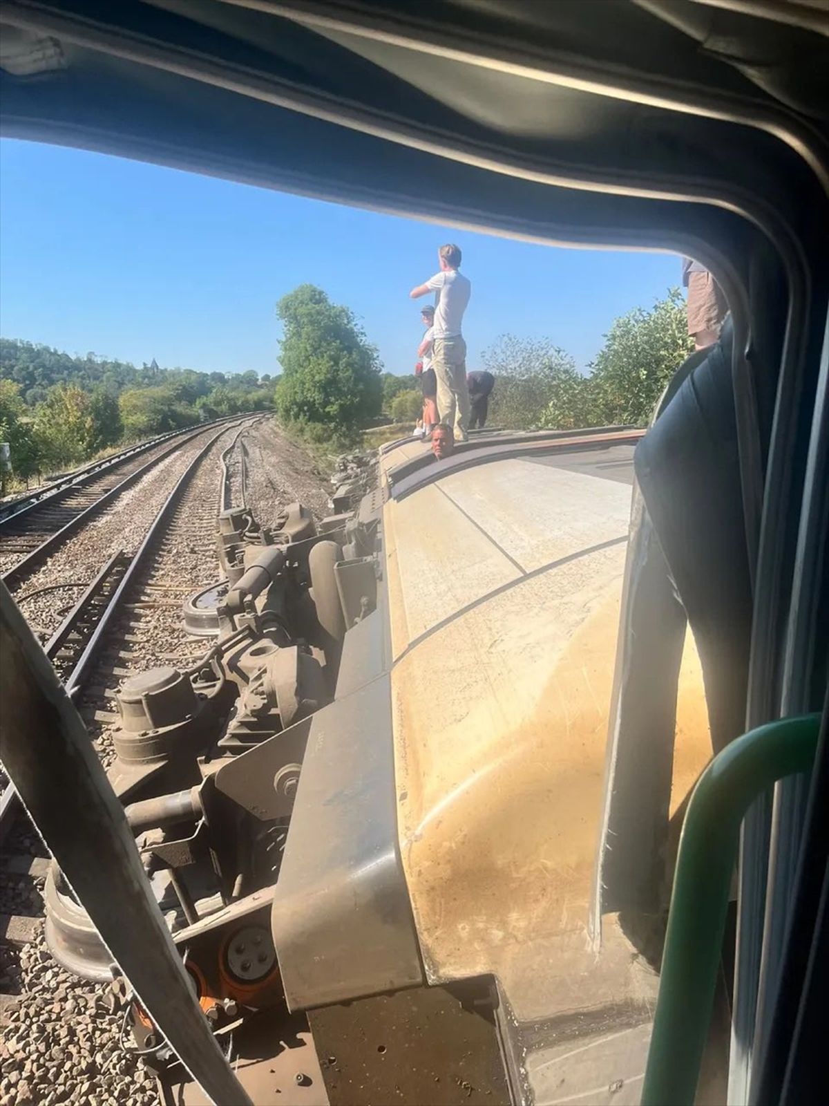 İngiltere’de Tren Raydan Çıktı: 11 Yaralı