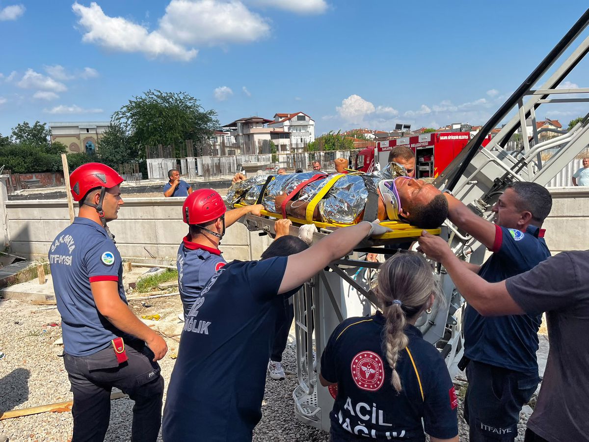 Adapazarı'nda İnşaatta Elektrik Akımına Kapılan İşçi Ağır Yaralandı