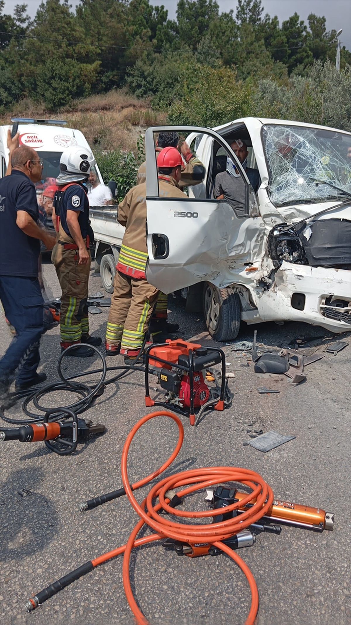 İskenderun'da Tır-Kamyonet Çarpışması: 3 Yaralı