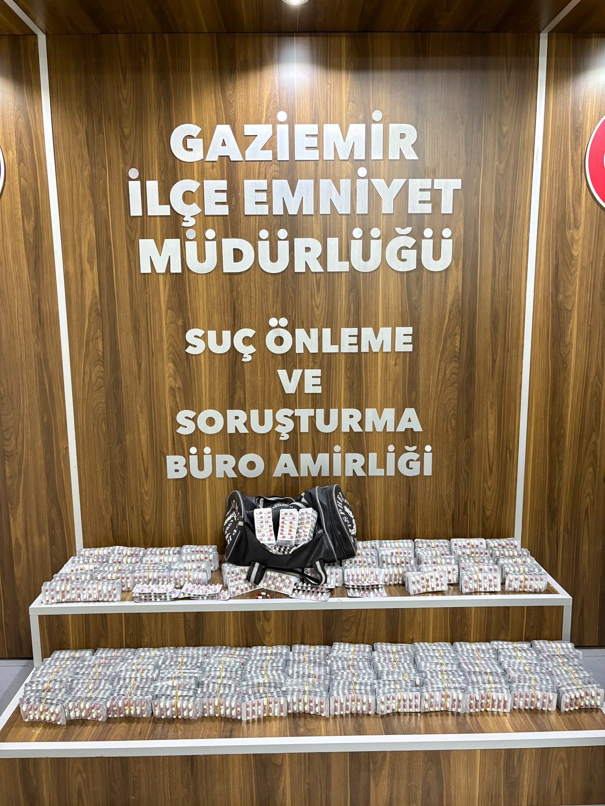 Gaziemir'de Sentetik Ecza Operasyonu: 9 Bin 184 Hap Ele Geçirildi