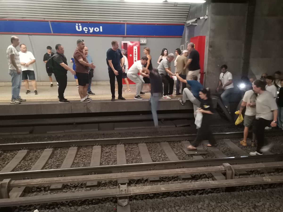 İzmir Metro'da Teknik Arıza Seferleri Geciktirdi