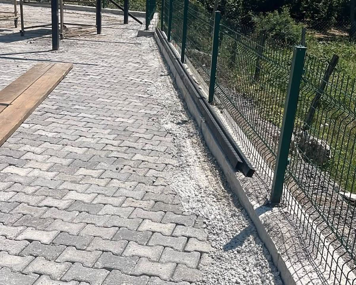 Yenivakıf Köyü'nde Kabristanlık Çevresine Kilit Parke
