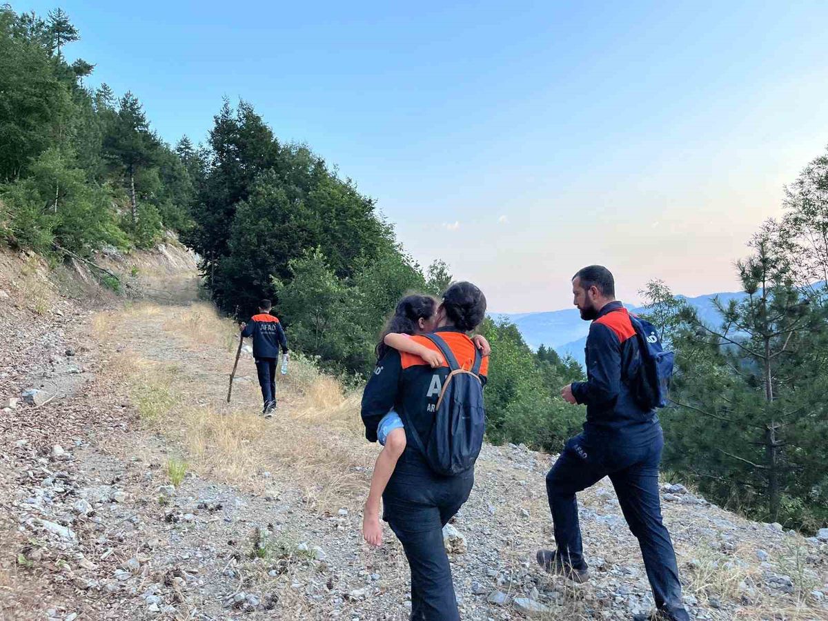 Kahramanmaraş'ta Baba ve Kızı Yoldan Çıkan Araçtan Kurtarıldı