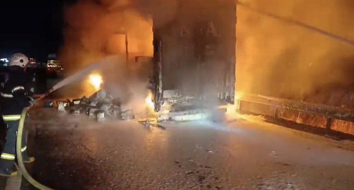 Kahramanmaraş'ta madeni yağ yüklü tır alev alev yandı