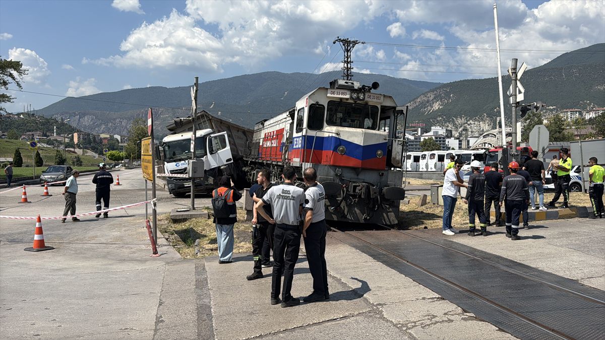Karabük'te Lokomotif-Tır Çarpışması