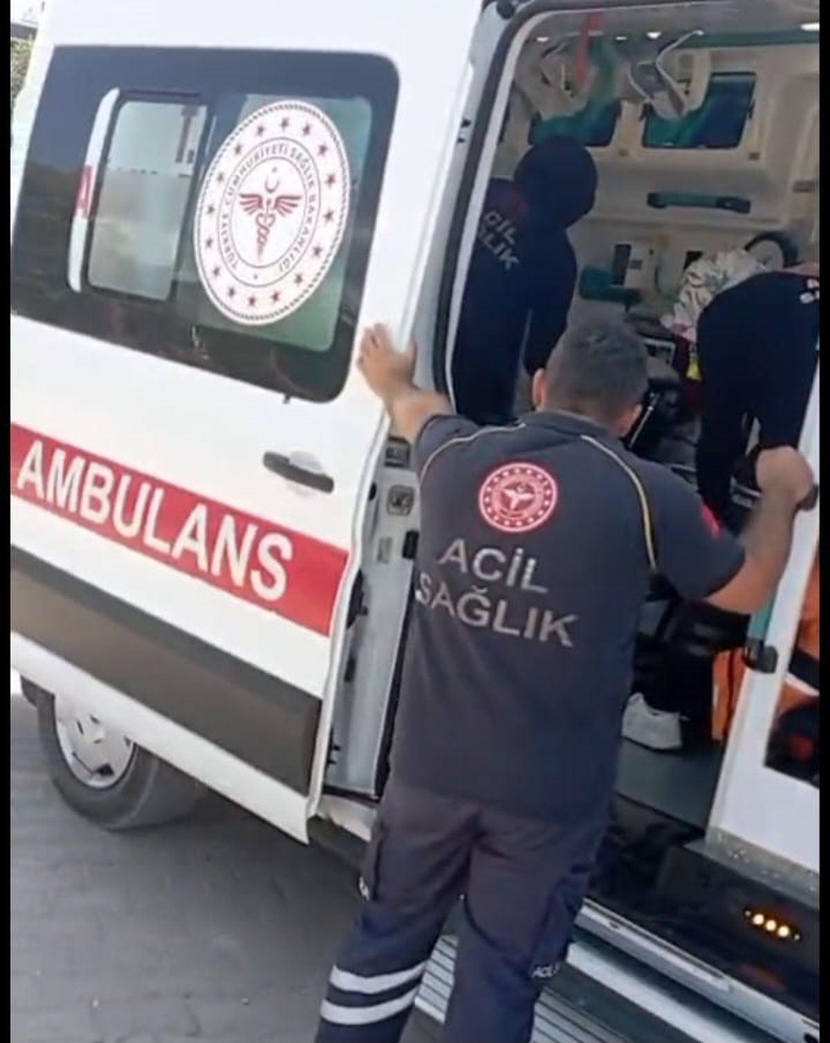 Cide'de Akıntıya Kapılan Aile Cankurtaran Sayesinde Kurtarıldı