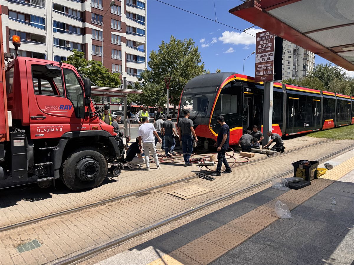 Tramvay Yayaya Çarptı: Ağır Yaralı
