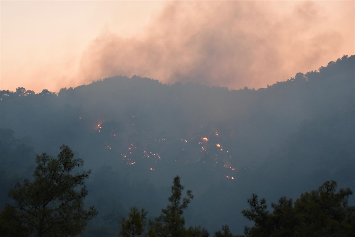 Kemer'de orman yangınına müdahale sürüyor