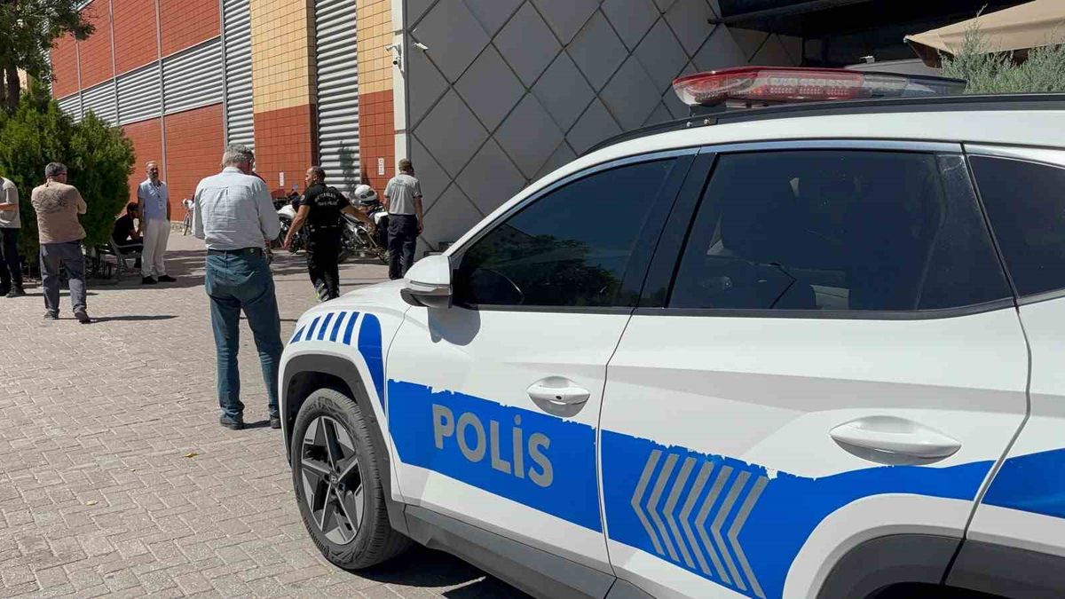 Konya'da AVM'de Bıçaklı Kavga: 1 Ölü