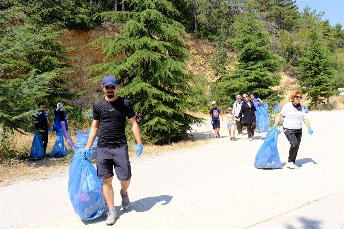 Akşehir'de gönüllüler orman yangınlarına karşı doğayı temizledi