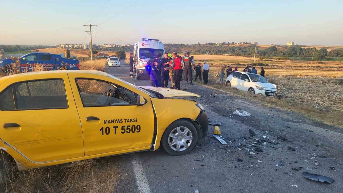 Manyas'ta İki Araç Çarpıştı: 1'i Çocuk 6 Yaralı