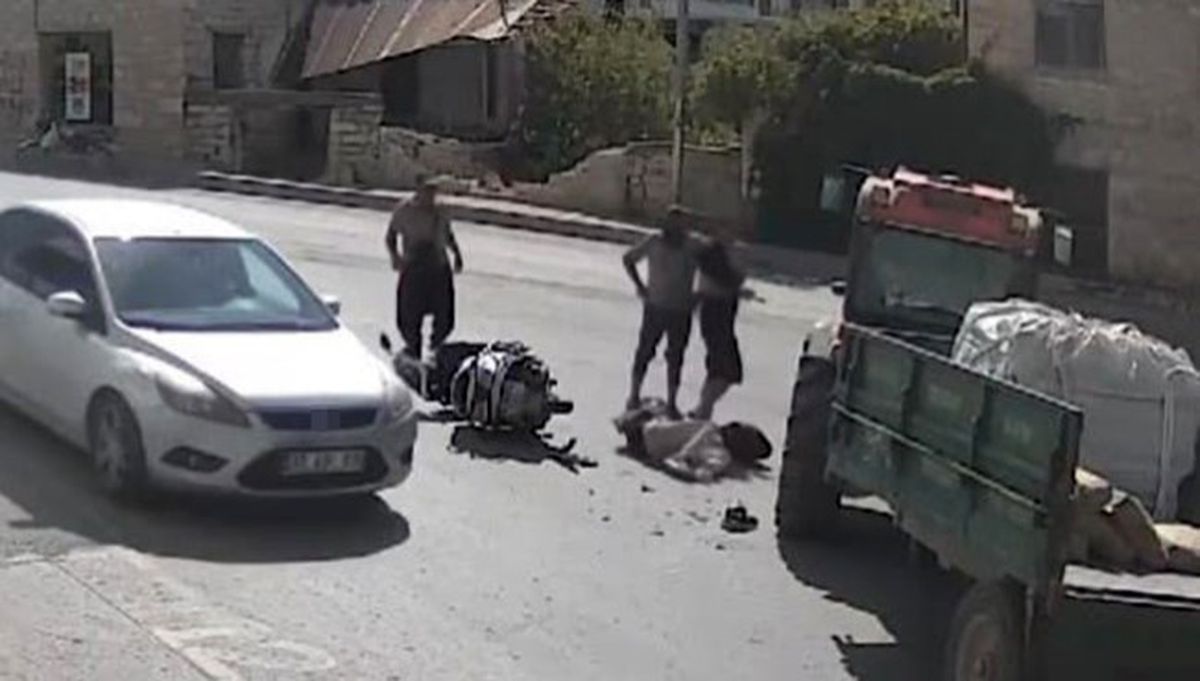Mersin'de Traktör-Motosiklet Çarpışması: Sürücü Yaralandı, Kaza Anı Kamerada