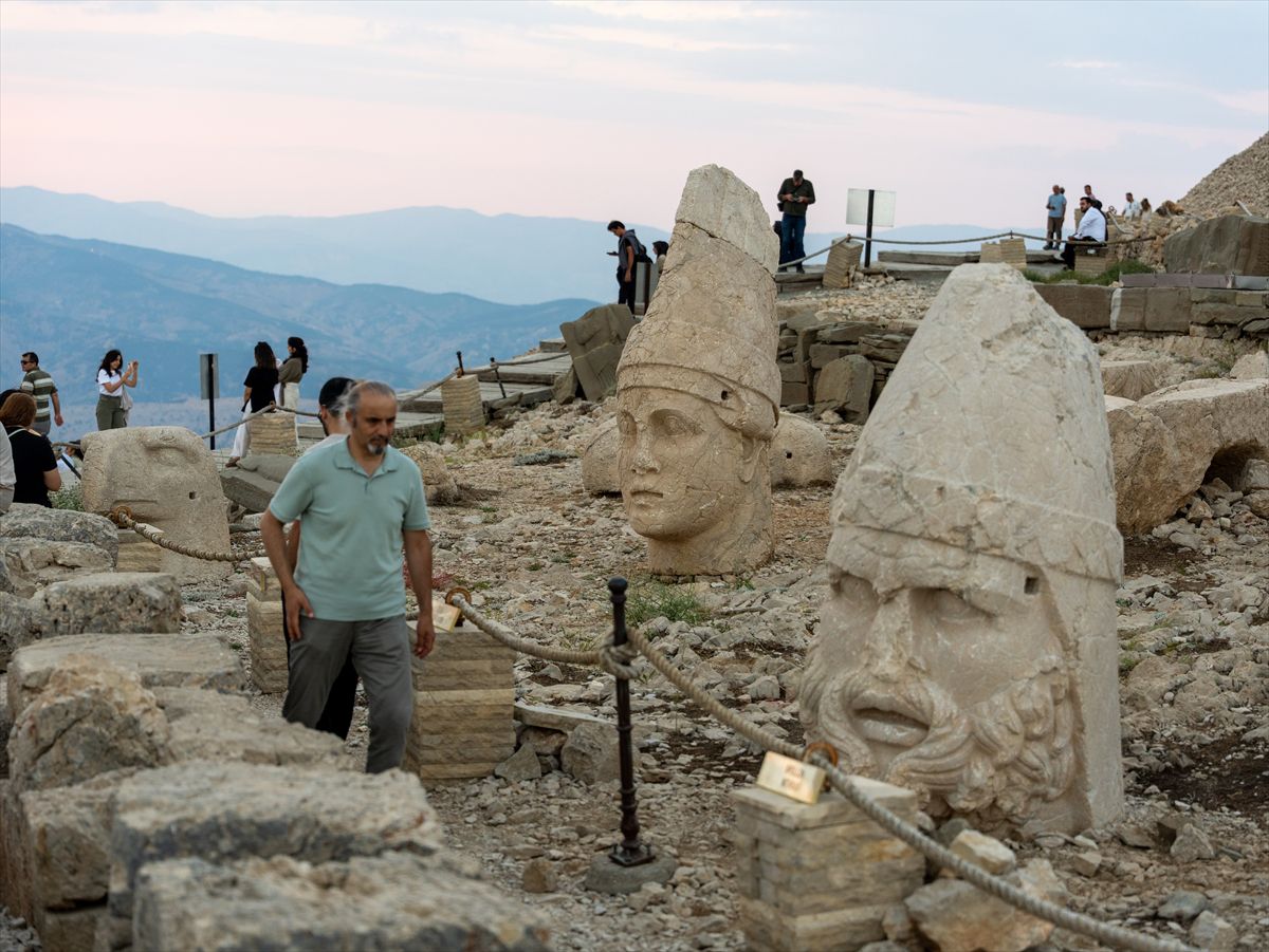 Nemrut Dağı'nda Ziyaretçi Yoğunluğu