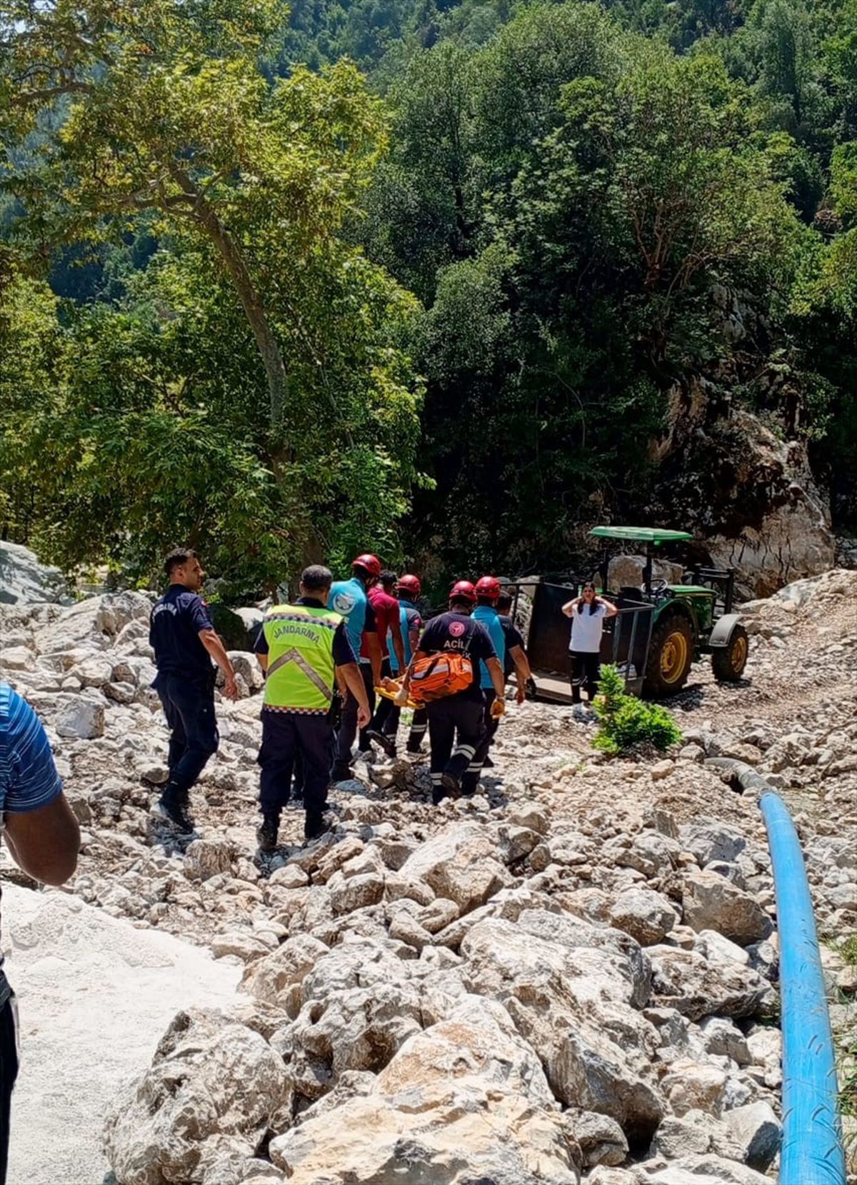 Muhtar kayalıktan düştü, hastaneye kaldırıldı