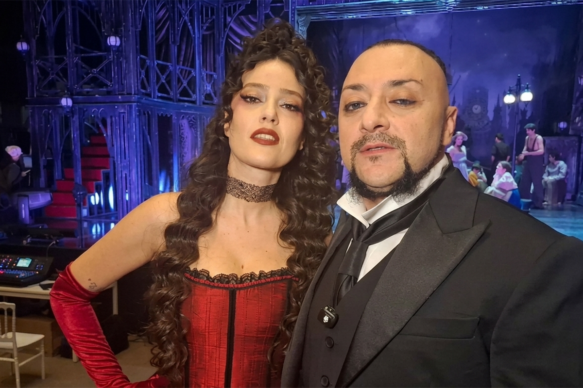 Pelin Akil sahnede peş peşe düştü