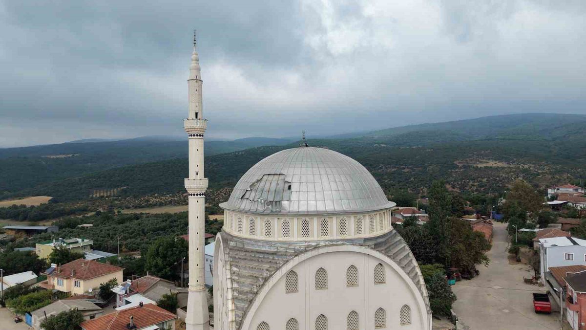Bandırma'da Poyraz Cami Kubbesine Zarar Verdi