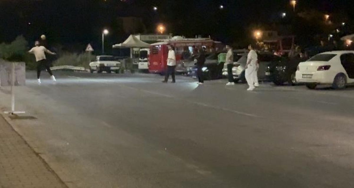 Talas'ta Cadde Ortasında Top Oynayan Grup Trafiği Tehlikeye Attı