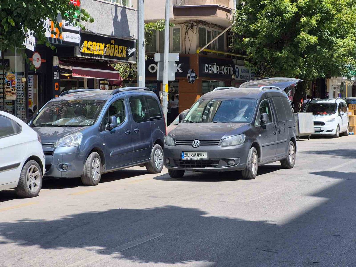 Eskişehir'de Çift Sıra Park Caddede Trafiği Kilitleyince Sakinler İsyan Etti