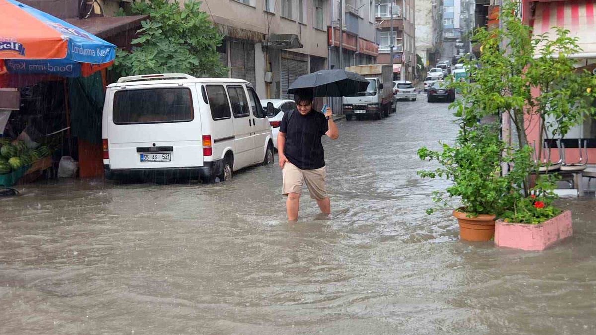 Samsun'da sağanak: Canik'te yollar göle döndü