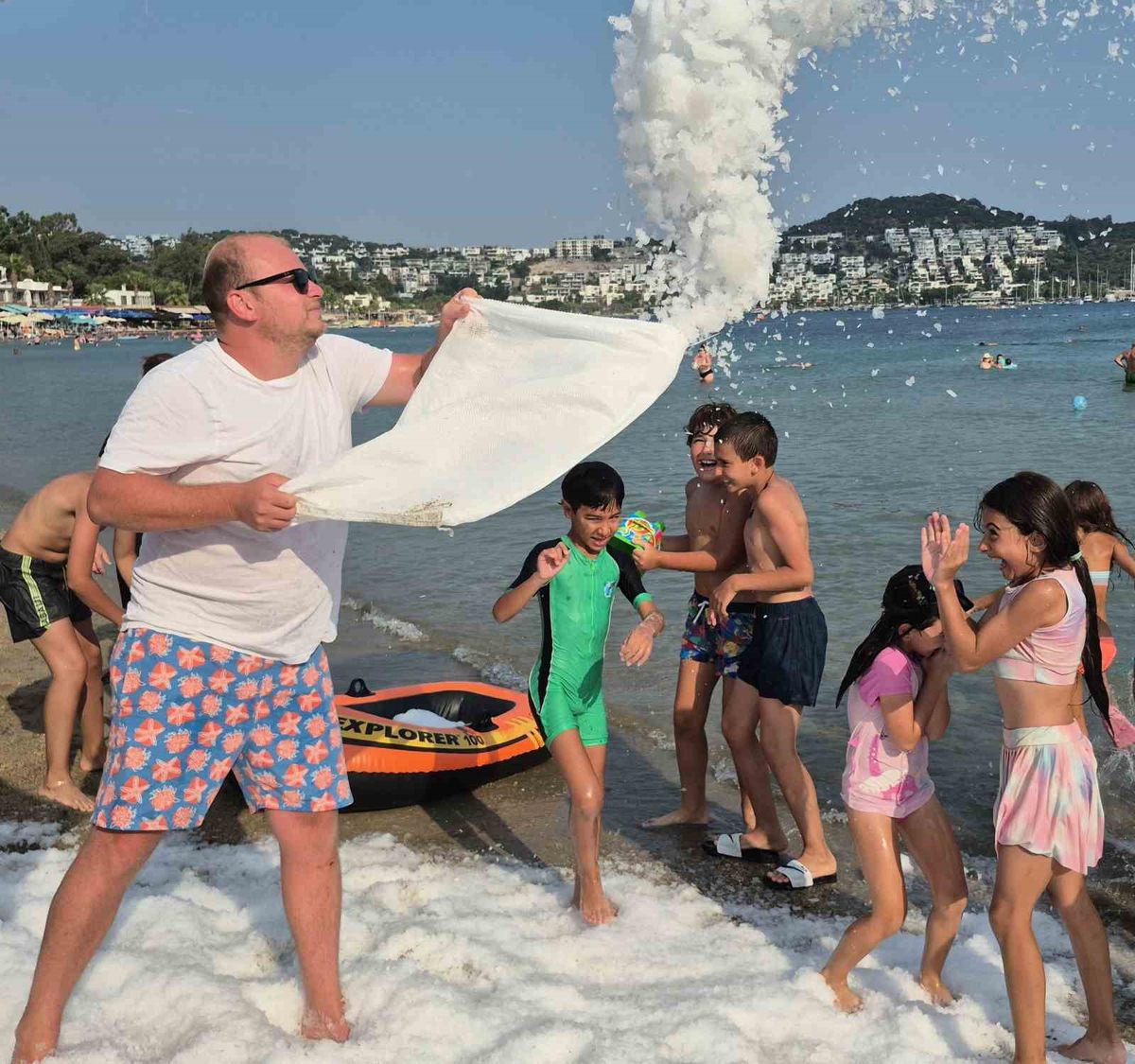 Bodrum’da Sahile 2 Ton Buz Döküldü