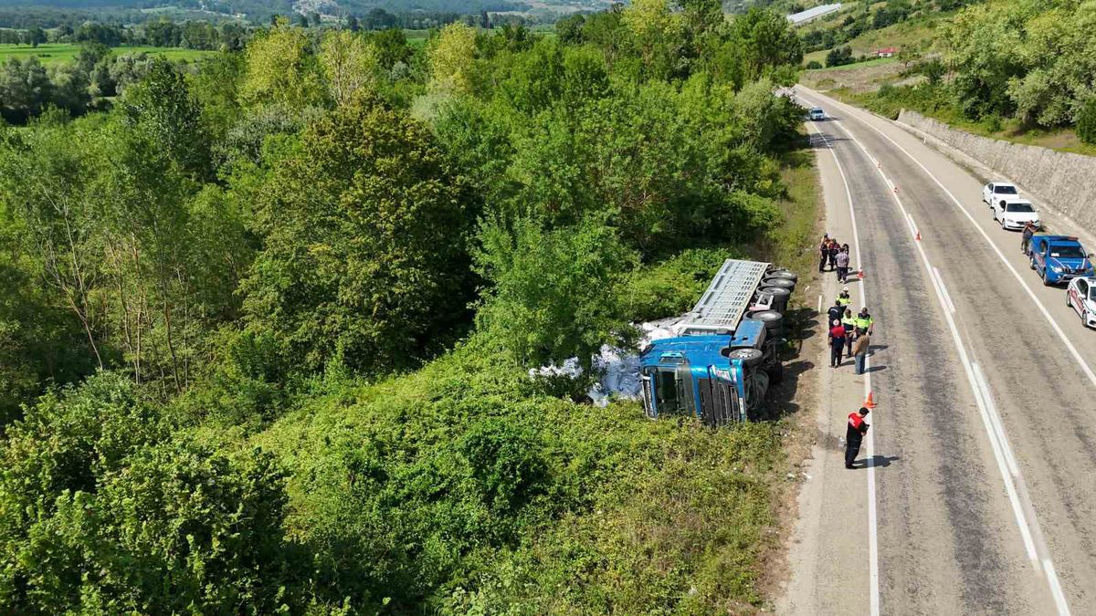 Sinop'ta Un Yüklü Tır Devrildi: 3 Yaralı