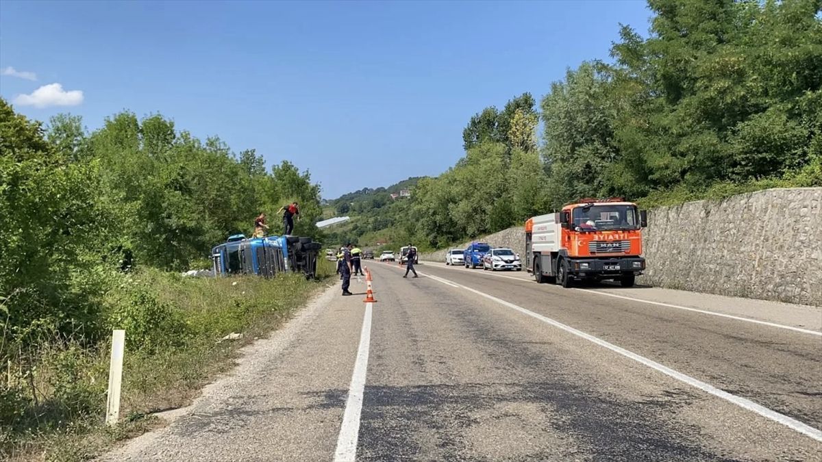 Sinop'ta TIR Devrildi: 3 Yaralı