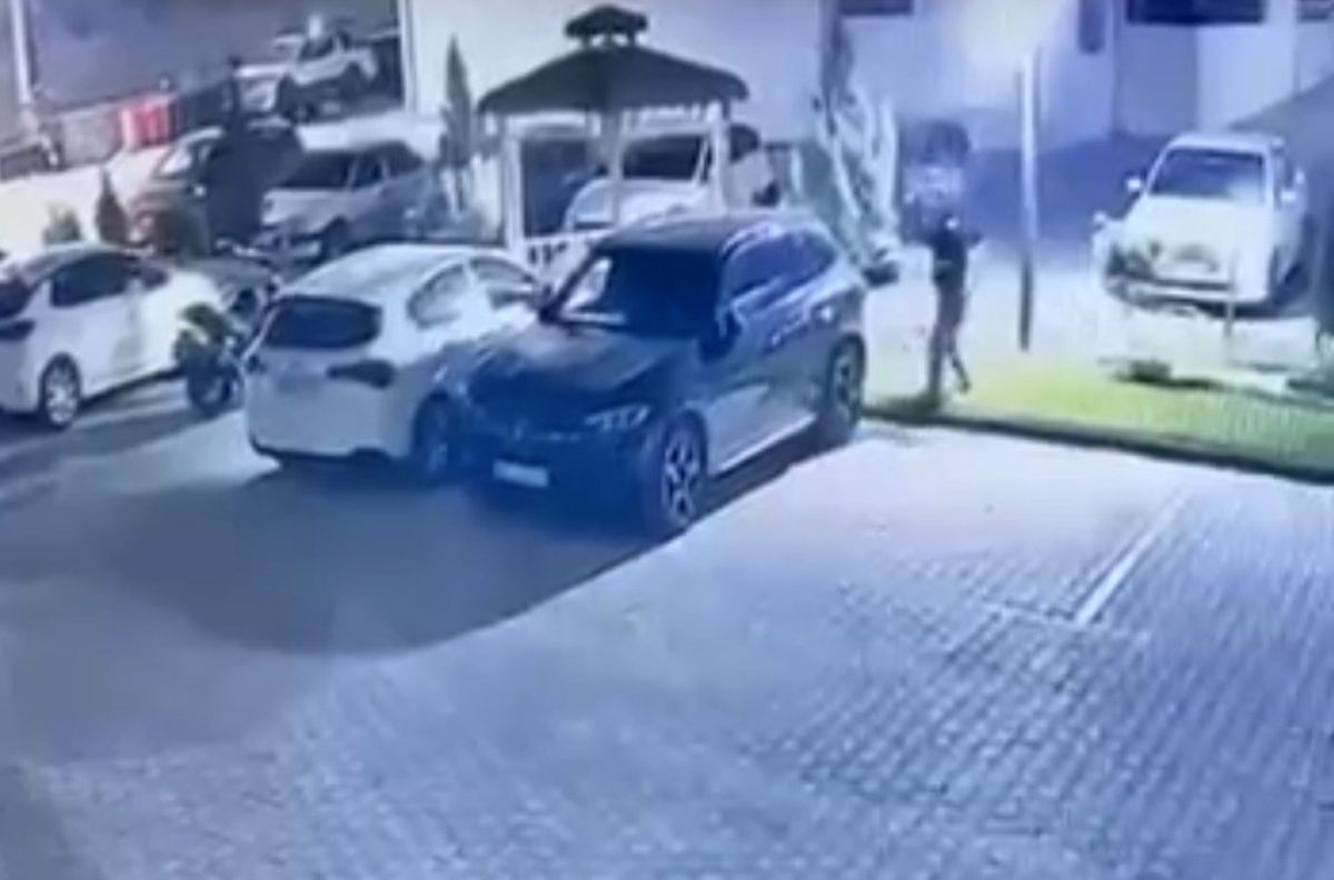 Elazığ'da Siteye Giren Şüpheliler Araç Camını Kırdı